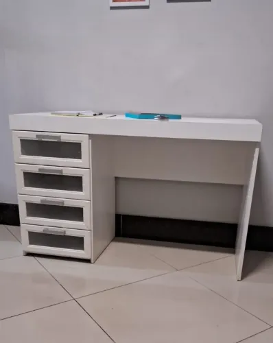 ESCRIVANINHA EM MDF. COM 04 GAVETAS.COMP=1,20 CM.LARG=0,47.ALT=0,76 *LUIZ- *