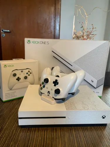 Xbox One S 1TB + 2 Controles - Funcionando Perfeitamente