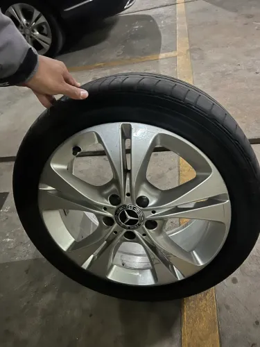Roda original Mercedes-Benz C180 W205 + pneu Bridgestone Run Flat sem reparos
