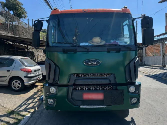 Caminhão cargo com gaiola 