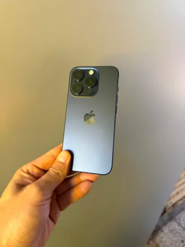 iPhone 15 Pro Max 256gb AZUL Elegância, desempenho e qualidade em suas mãos.