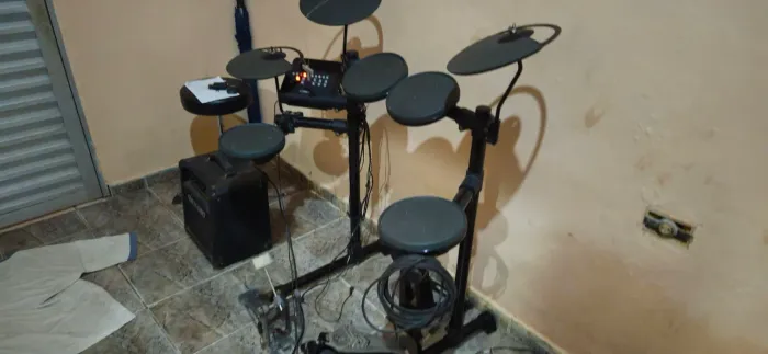 Uma bateria eletrônica yamara