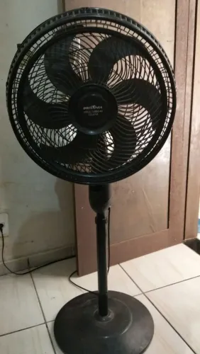 Ventilador de pé bem conservado 