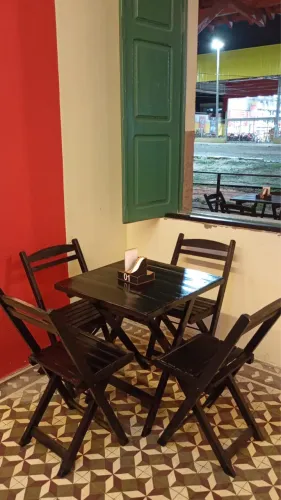 Mesas e Cadeiras em Madeira