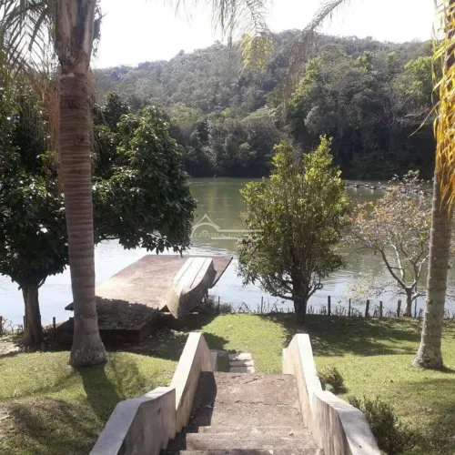 LINDA CHACARA COM PISCINA FUNDO PARA O RIO EM SANTA BRANCA SP