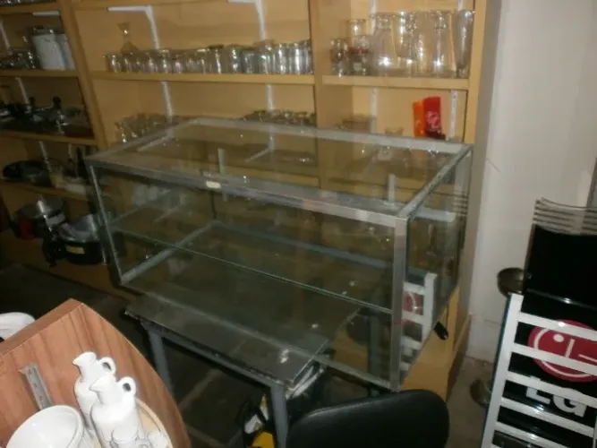 vitrine neutra - seca vidro nos 4 lados- portas de vidro de correr - de bandada