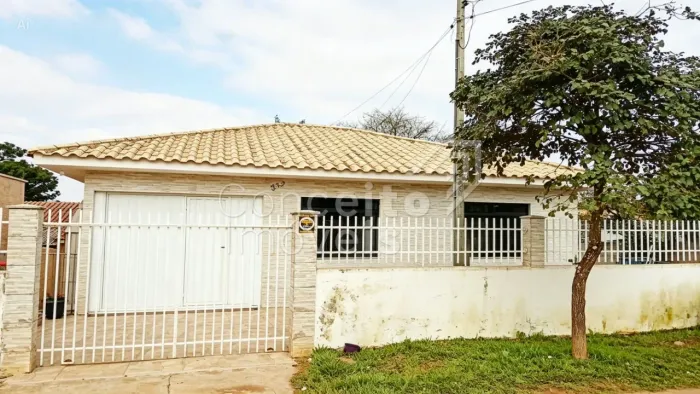 Residência Semimobiliada Com Amplo Terreno - Piriquitos