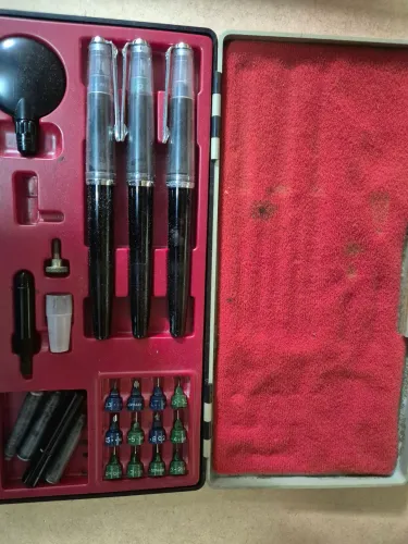 ESTOJO PARA DESENHO A NANKIM, MARCA PELIKAN TECHNOS, COMPLETO COM 12 PENAS E 3 CANETAS