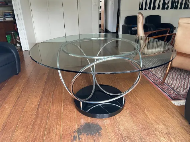 Mesa de vidro - para 6 lugares - com riscos