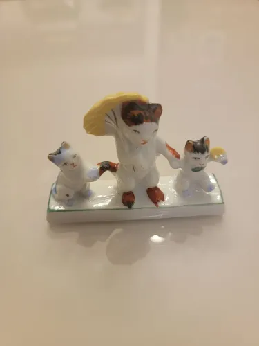 Trio de gatos c guarda chuva