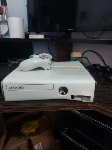 Xbox 360 slim branco Desbloqueado com 5 jogos 
