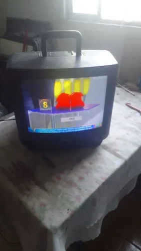 TV de tubo Sony 14 polegada funcionando  normalmente com conversor digital. 