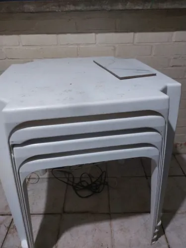 Mesas e cadeiras de plástico