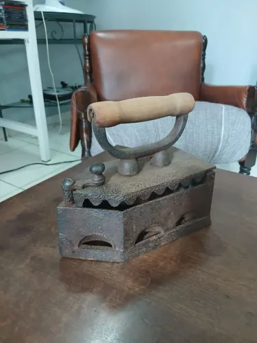 Ferro de passar antigo