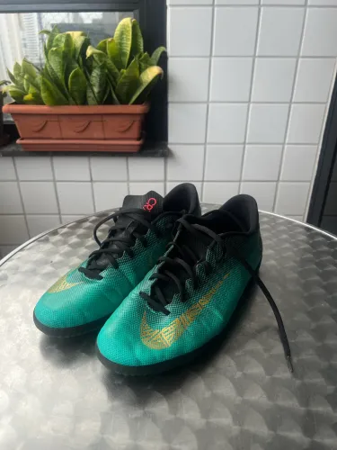 chuteira nike vapor x 12 academy gs cr7 tf mercurial (Salão). 3x Usada apenas 