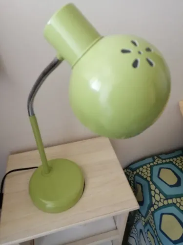 Luminária articulada pequena, cor verde, com a lâmpada