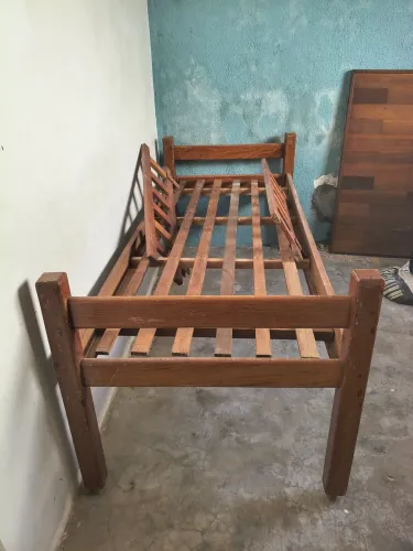 Vende-se cama de solteiro madeira rústica, vai com colchão! 