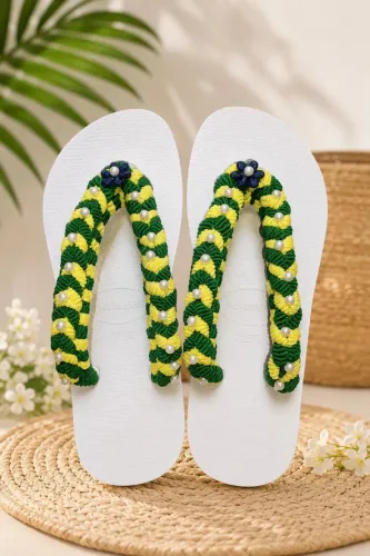 Havaianas customizadas em macramê ? Feitas à mão com muito carinho 