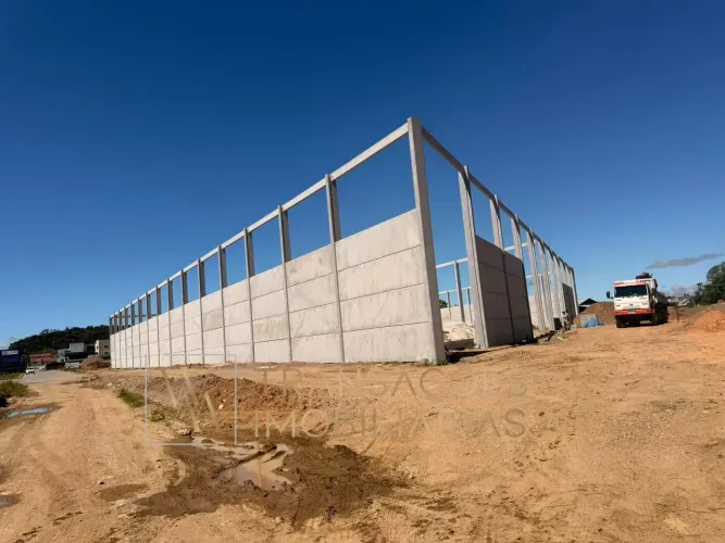 Próximo a BR101Galpão Comercial e Logístico para Locação com 4800m2  em Tubarão - SC