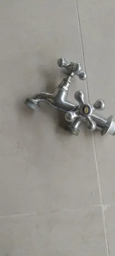 Torneira de tanque com três saidas