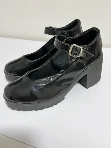 Sapato estilo Mary Jane em verniz 