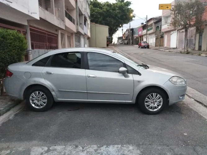 Fiat Linea Essence Dualogic 1.8 Flex 16V 4P 2012