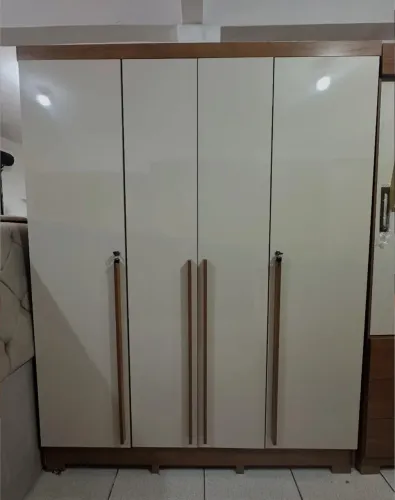 Guarda-Roupa Domus 4 portas com pés e chave 1,59m de Largura