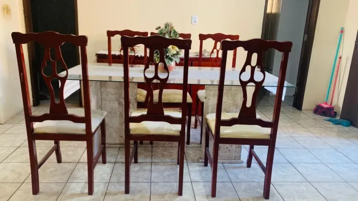 Sala de jantar com tampo de vidro e base de mármore