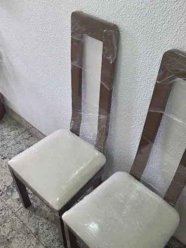 Duas Cadeiras em Madeira Mogno Luxo semi Novas