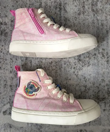 Tênis Zara Stitch tamanho 31 cano alto rosa cheio de detalhes muito pouco usado.