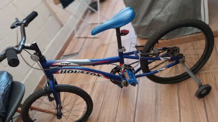 Vendo bicicleta semi nova.
