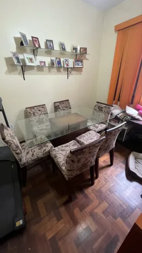 Mesa com 6 cadeiras