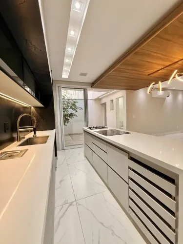 Sobrado à venda, com 170m2, 3 suítes plenas, no condomínio fechado Gran Poeme, Parque das