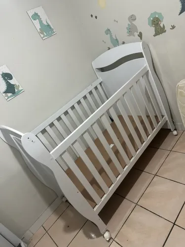 Berço americano branco com rodinhas
