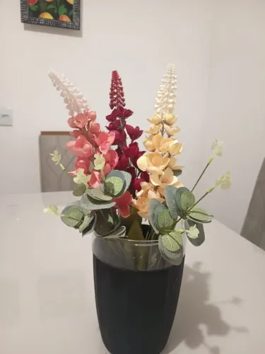 Arranjo Floral Artificial Colorido em Vaso Preto