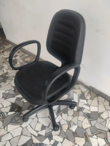 Oportunidade Cadeira para Escritório em Couro, Suspensão a Gás e Apoio para os Braços.