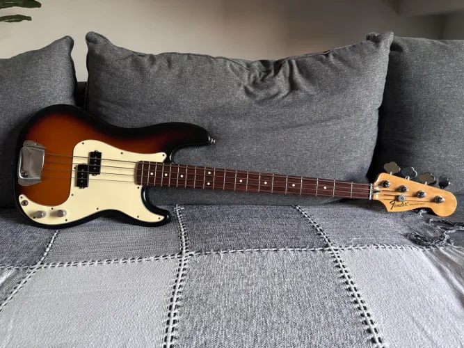 Baixo Fender Precision México 4 cordas (2013)