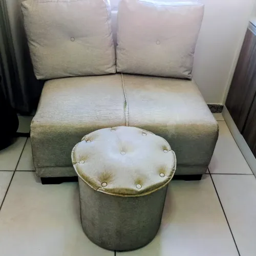 Sofá dois lugares mais puff