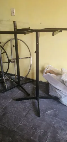 Arara de chão 4 braços preta