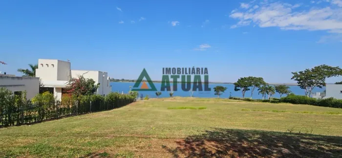 TERRENO MOLHADO COM 2.140m² A VENDA EM PRIMEIRO DE MAIO.