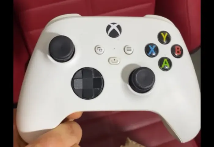 2 controles originais, um de Xbox Series e um de One
