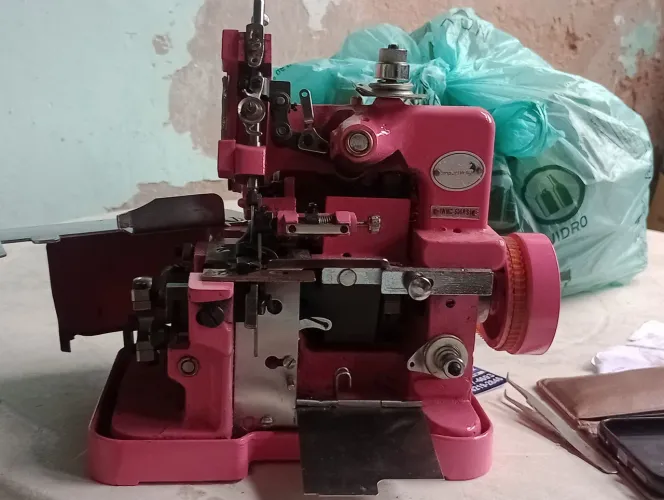 Máquina Overloque, Chinesinha, Rosa