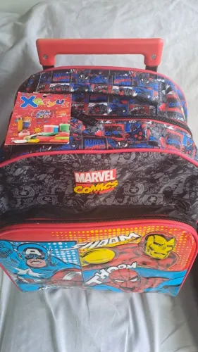 Kit Mochila Infantil com Rodinhas + Lancheira "Avengers", da Xerius. NOVA, com etiqueta.
