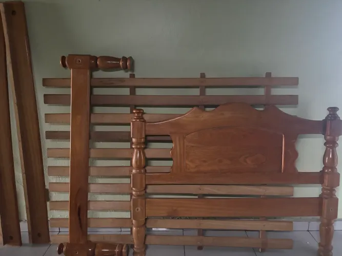 Vendo uma cama de casal de madeira