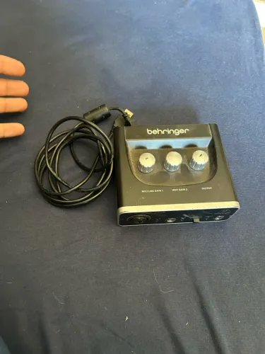 Interface de Áudio Behringer U-Phoria UM2