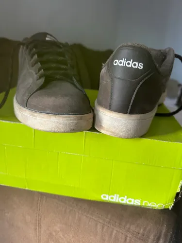 Tenis Adidas solado em gel Tam 42