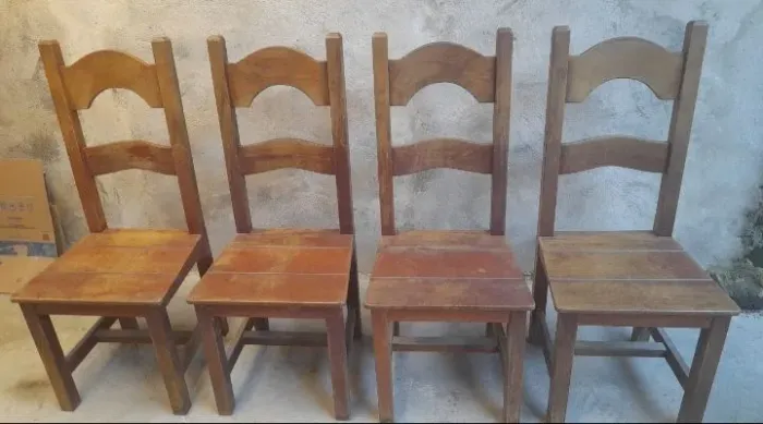 Vendo 4 cadeiras madeira maciça