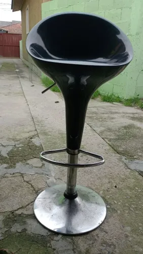 Vendo banqueta alta com amortecedor,em bom estado 