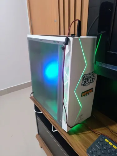 PC GAMER COM TELA WIDESCREEN, TECLADO SEM FIO E CONTROLE ARCADE PRONTO PRA JOGAR
