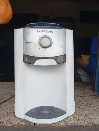 Bebedouro Refrigerado Colormaq, projetado para uso com galões de água. 